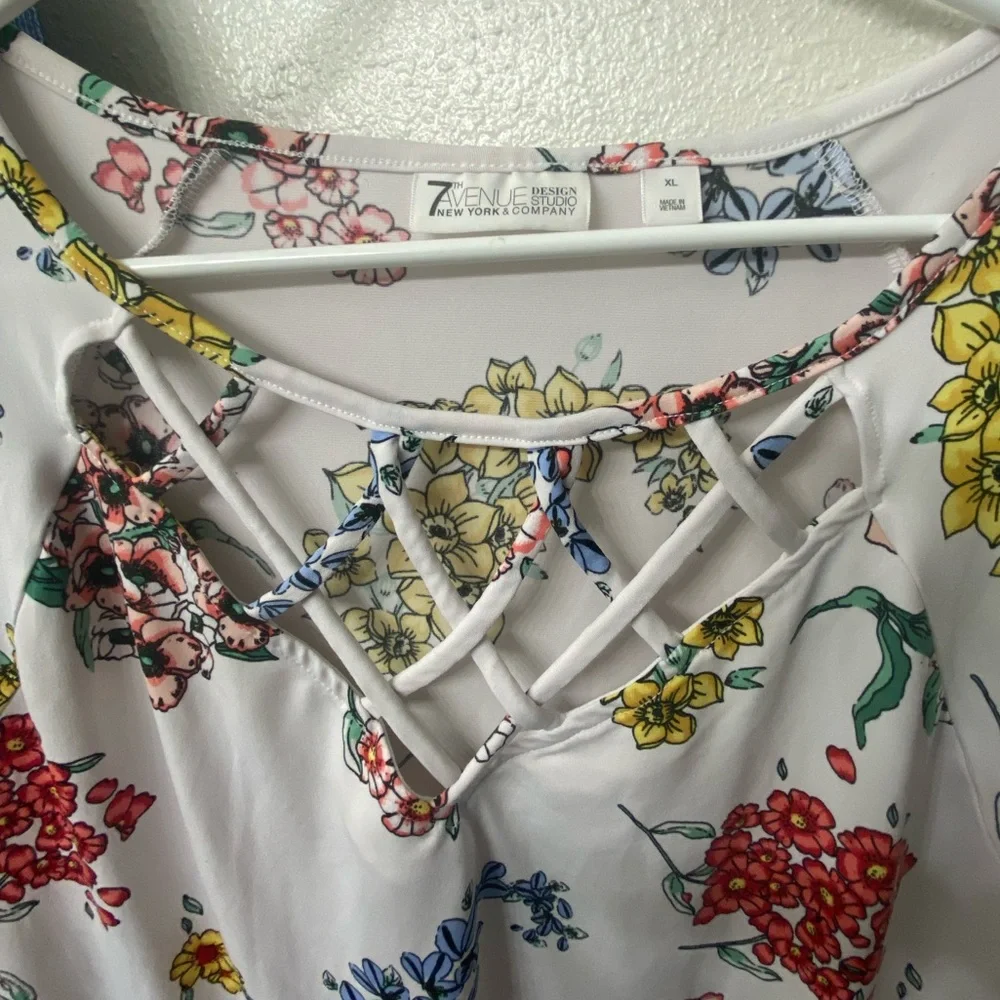 New York & Company Multicolor Floral Short Sleeve Top - Picture 3 of 6
